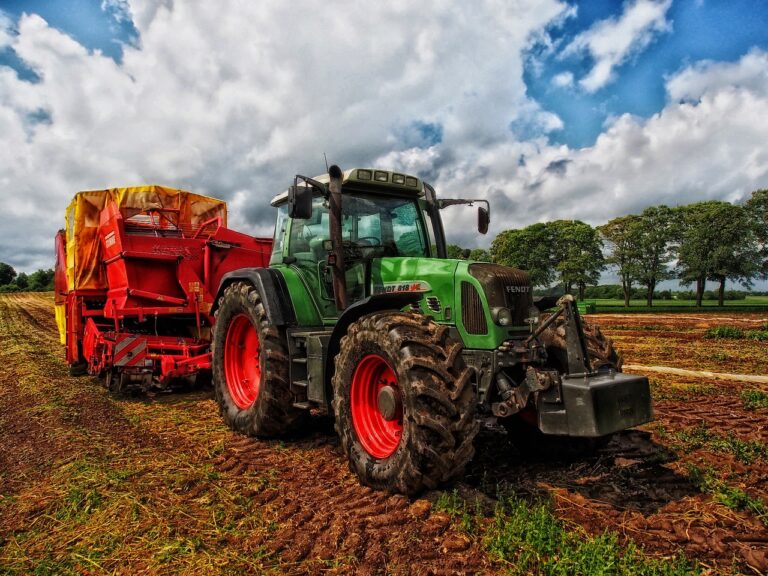 Landbouw tractor op land